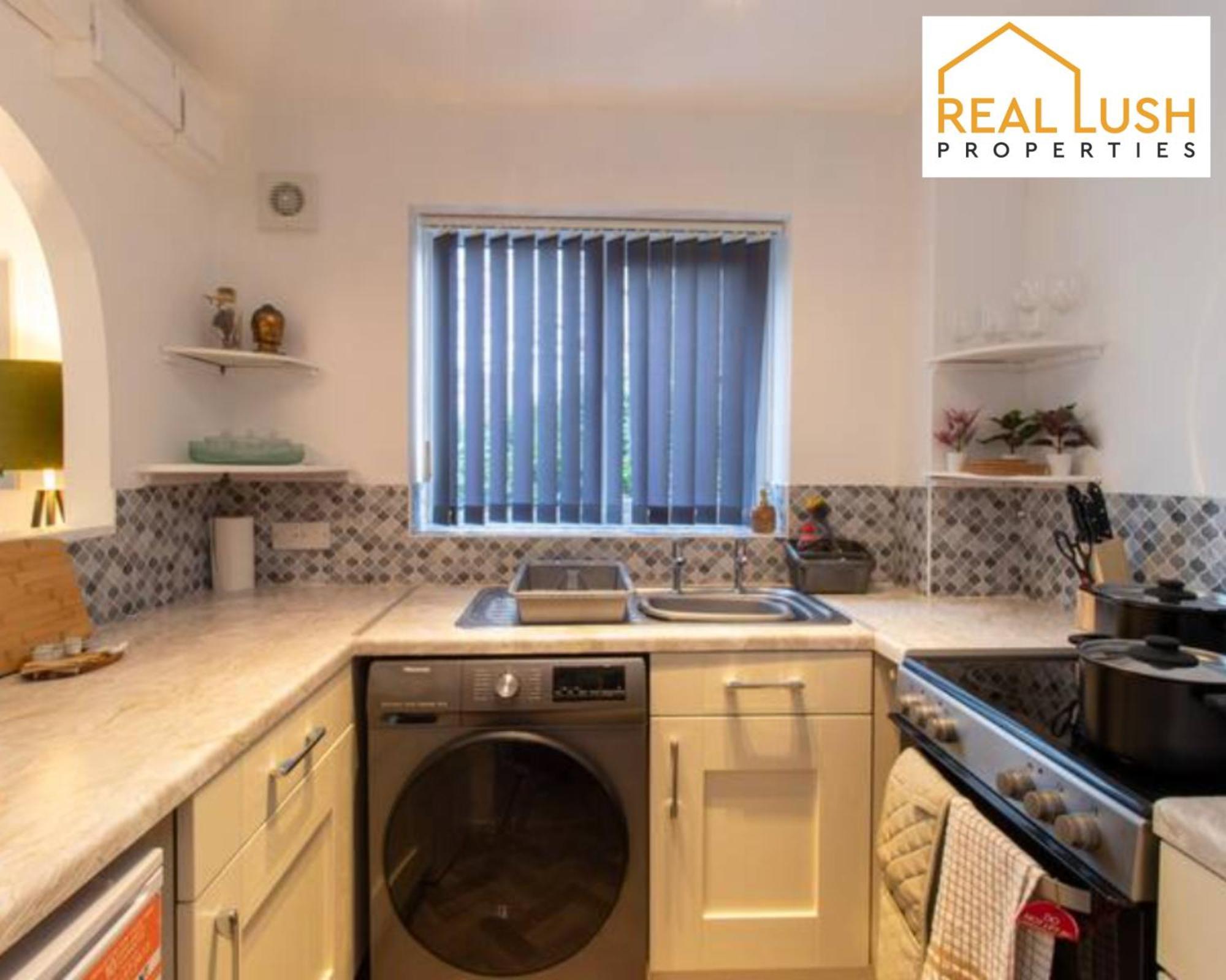 One-Bedroom Apartment By Real Lush Properties In Langsett Wolverhampton Exterior photo